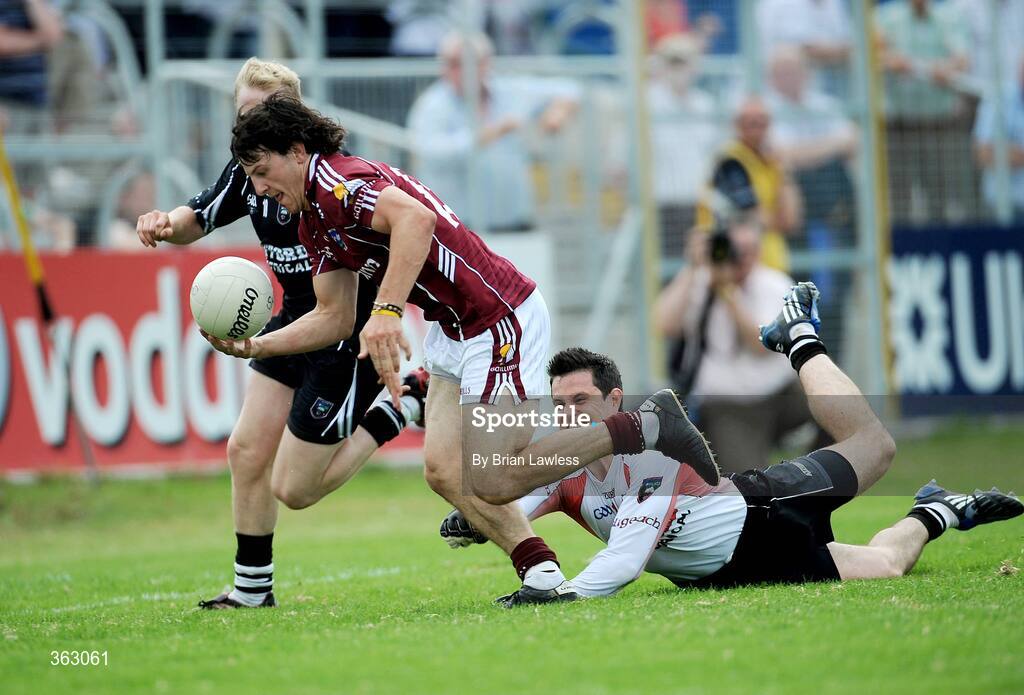 28 June 2009; Galway's Seán Armstrong goes past Sligo goalkeeper Philip Greene and Paul McGovern to score his side's only goal in the final moments of the game. GAA Football Connacht Senior Championship Semi-Final, Sligo v Galway, Markievicz Park, Sligo. Picture credit: Brian Lawless / SPORTSFILE