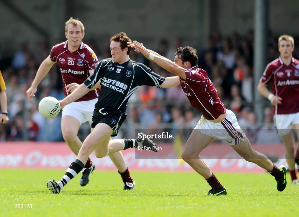 28 June 2009; Kenneth Sweeney, Sligo, in action against Finian Hanley and Barry Cullinane, left, Galway. GAA Football Connacht Senior Championship Semi-Final, Sligo v Galway, Markievicz Park, Sligo. Picture credit: Ray Ryan / SPORTSFILE