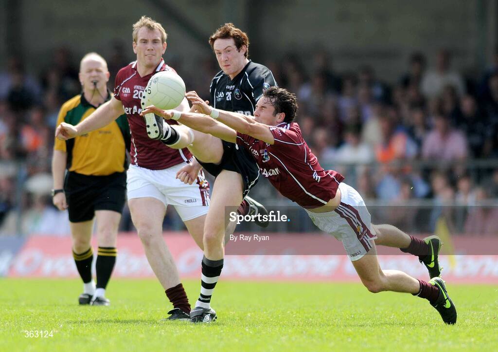 28 June 2009; Kenneth Sweeney, Sligo, in action against Finian Hanley and Barry Cullinane, left, Galway. GAA Football Connacht Senior Championship Semi-Final, Sligo v Galway, Markievicz Park, Sligo. Picture credit: Ray Ryan / SPORTSFILE