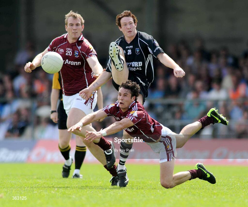 28 June 2009; Kenneth Sweeney, Sligo, in action against Finian Hanley and Barry Cullinane, left, Galway. GAA Football Connacht Senior Championship Semi-Final, Sligo v Galway, Markievicz Park, Sligo. Picture credit: Ray Ryan / SPORTSFILE