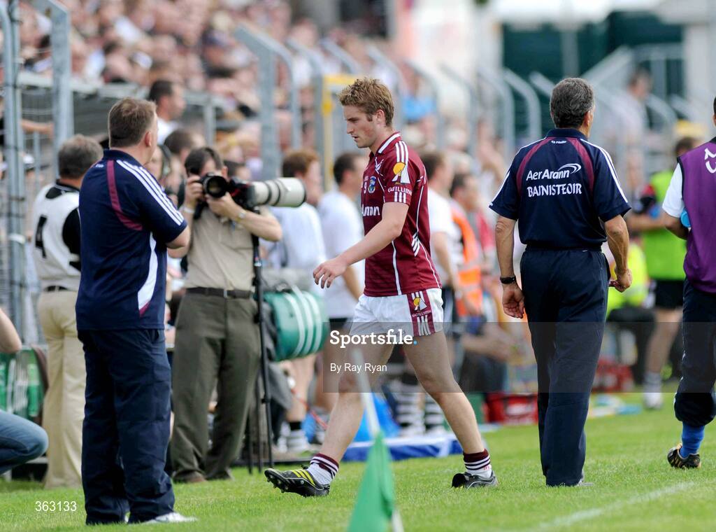 28 June 2009; Garry O'Donnell, Galway, leaves the field after being sent off by referee Derek Fahy. GAA Football Connacht Senior Championship Semi-Final, Sligo v Galway, Markievicz Park, Sligo. Picture credit: Ray Ryan / SPORTSFILE