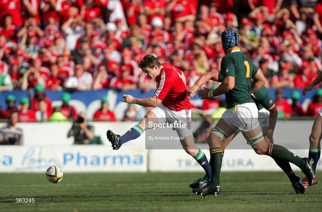 27 June 2009; Brian O'Driscoll, British and Irish Lions, kicks for touch. 2nd Test, South Africa v British and Irish Lions, Loftus Versfeld Stadium, Pretoria, South Africa. Picture credit: Andrew Fosker / SPORTSFILE