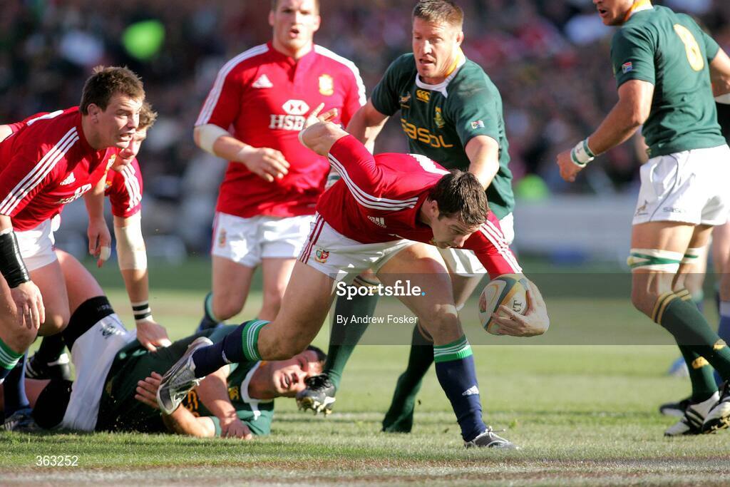 27 June 2009; David Wallace, British and Irish Lions, breaks away from Bakkies Botha, South Africa. 2nd Test, South Africa v British and Irish Lions, Loftus Versfeld Stadium, Pretoria, South Africa. Picture credit: Andrew Fosker / SPORTSFILE
