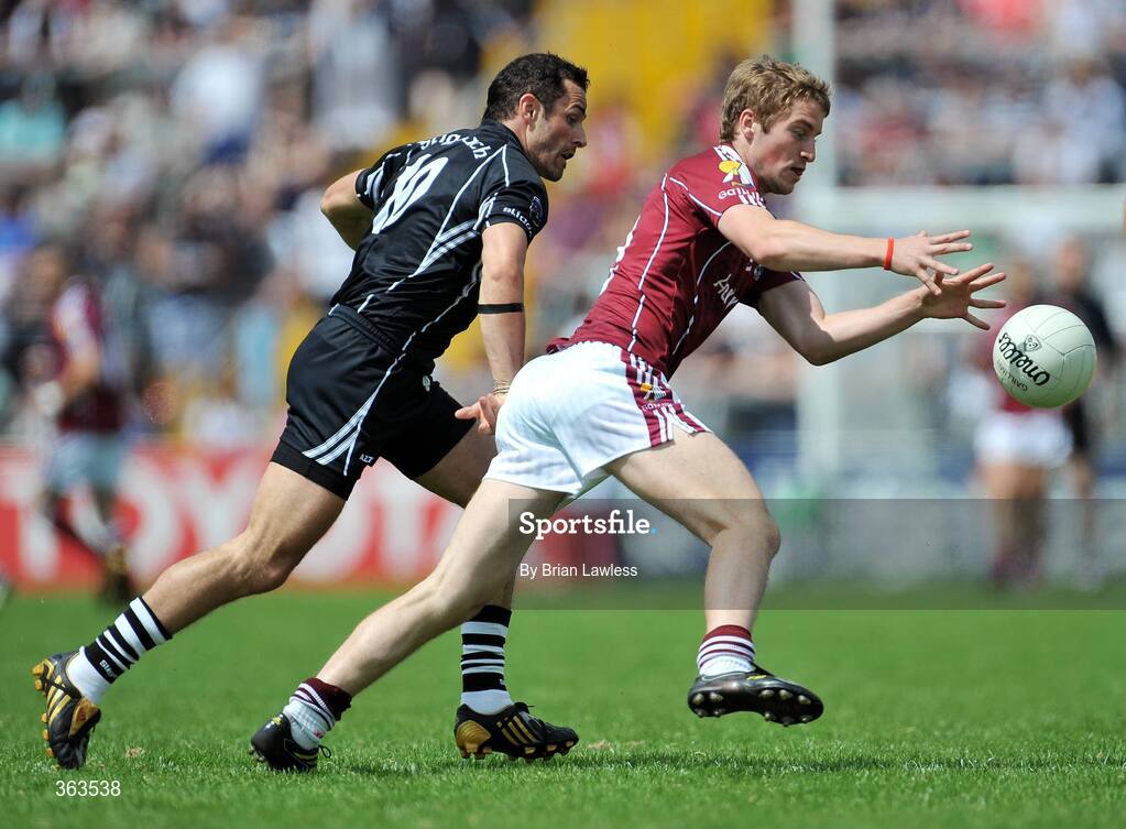 28 June 2009; Garry O'Donnell, Galway, in action against Eamon O'Hara, Sligo. GAA Football Connacht Senior Championship Semi-Final, Sligo v Galway, Markievicz Park, Sligo. Picture credit: Brian Lawless / SPORTSFILE