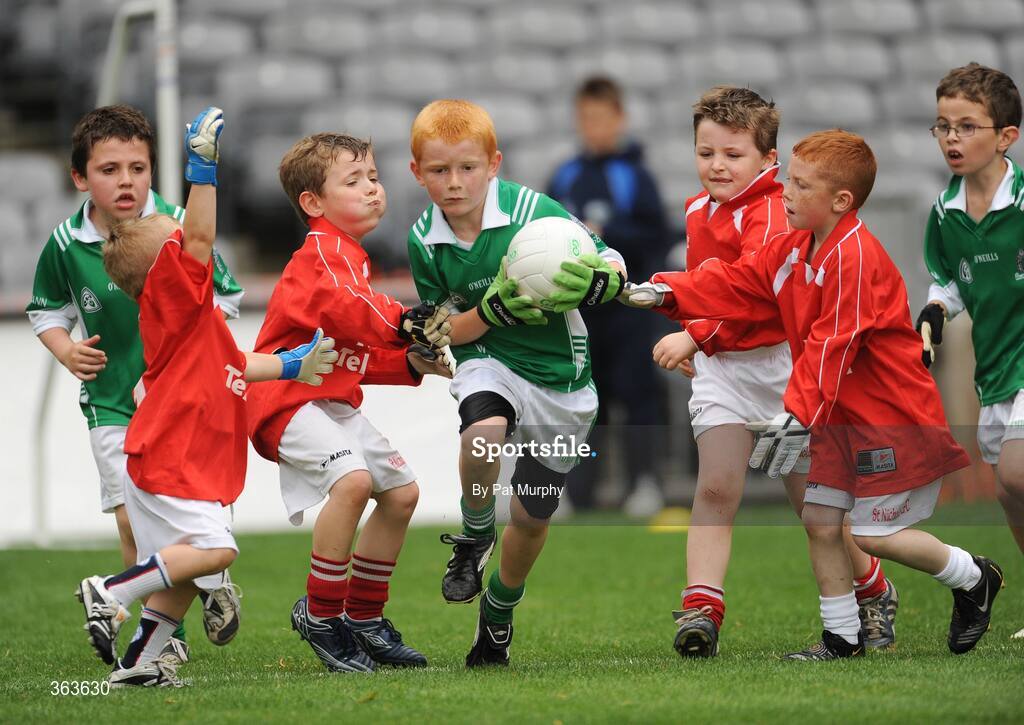 1 July 2009; Ross Bolger, Killeshan, Co. Laois, runs through the St. Nicholas, Co. Louth, defence during the Leinster GAA Go Games ‘Play & Stay with the GAA’ activity day. Croke Park, Dublin. Picture credit: Pat Murphy / SPORTSFILE