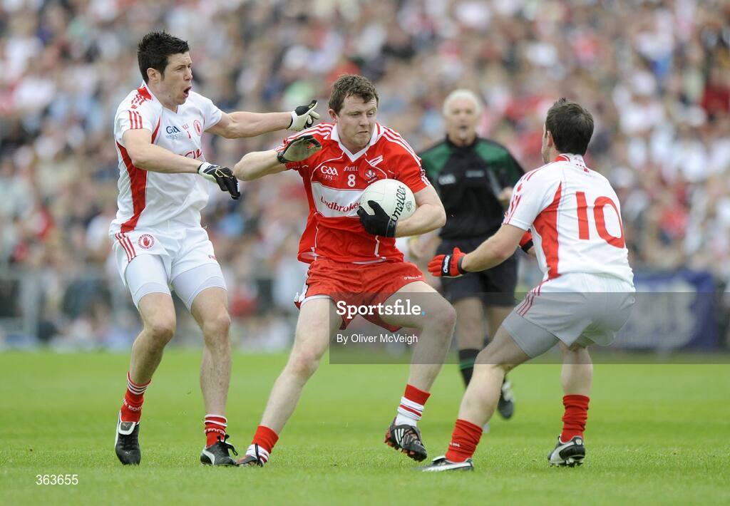 21 June 2009; Barry McGoldrick, Derry, in action against Sean Cavanagh and Martin Penrose, Tyrone. GAA Football Ulster Senior Championship Semi-Final, Tyrone v Derry, Casement Park, Belfast, Co. Antrim. Picture credit: Oliver McVeigh / SPORTSFILE