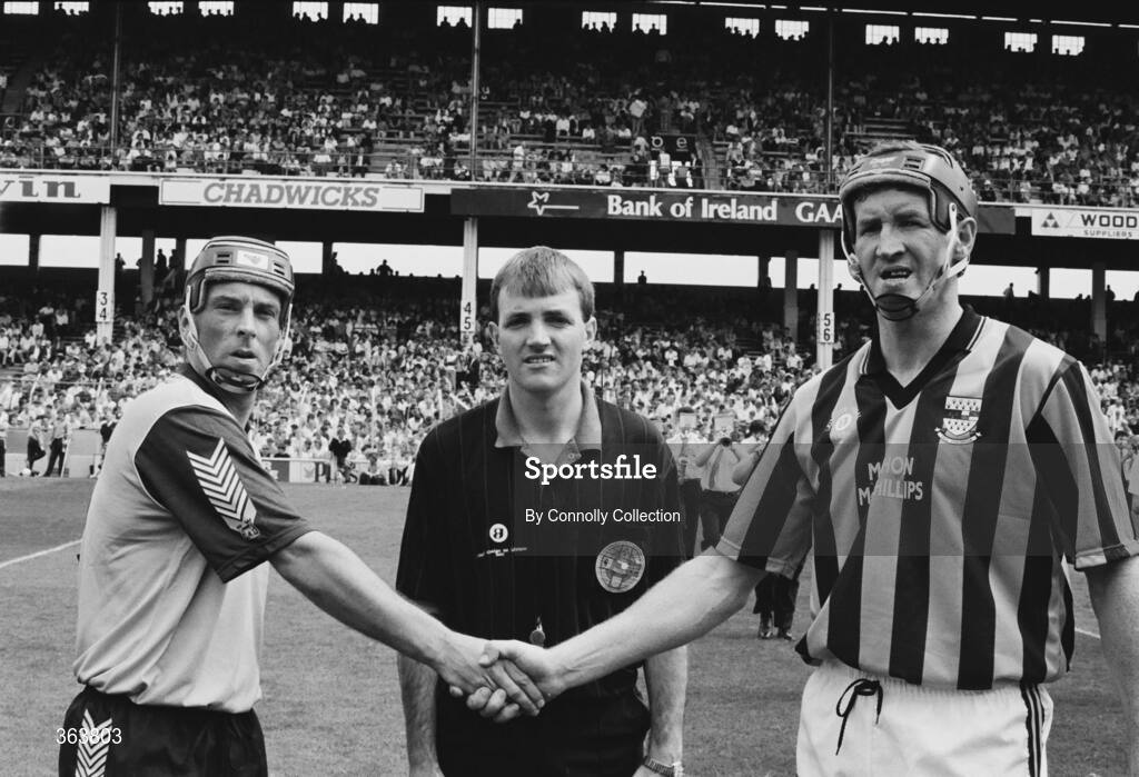 21 July 1991; Referee Dickie Murphy, Wexford, with Dublin captain John Twomey, left, and Kilkenny captain Christy Heffernan, Kilkenny. Leinster Senior Hurling Championship Final, Dublin v Kilkenny, Croke Park, Dublin. Picture credit; Connolly Collection / SPORTSFILE