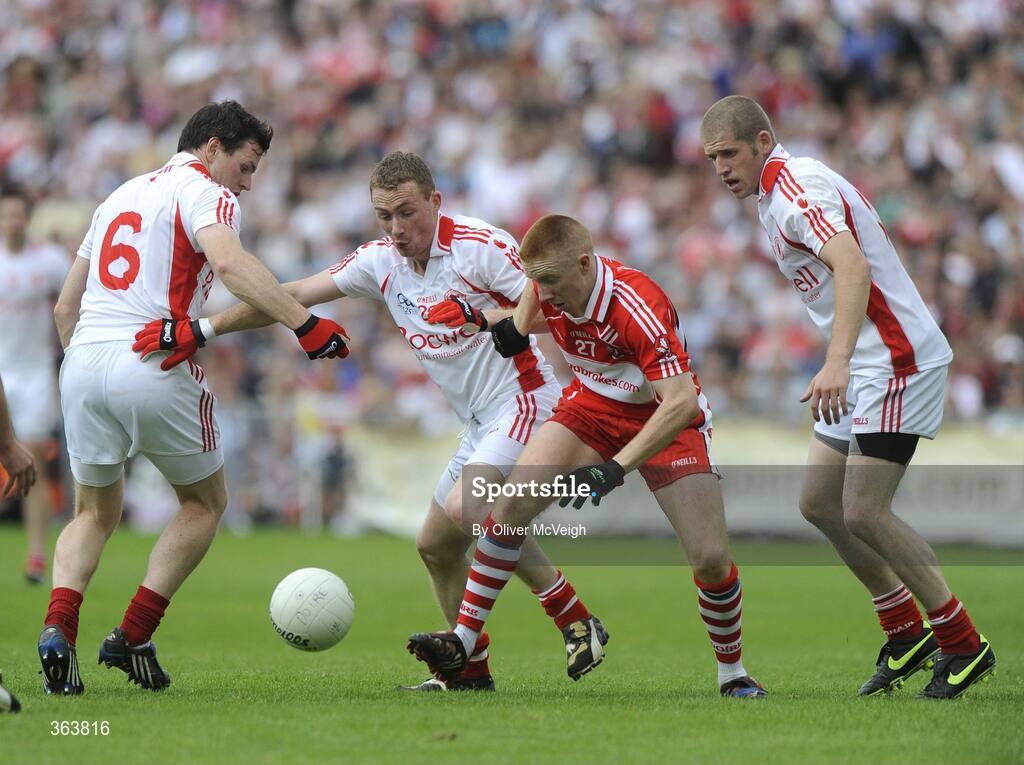 21 June 2009; Sean O'Neill, Tyrone, in action against Seamus Bradley, Derry. GAA Football Ulster Senior Championship Semi-Final, Tyrone v Derry, Casement Park, Belfast, Co. Antrim. Picture credit: Oliver McVeigh / SPORTSFILE