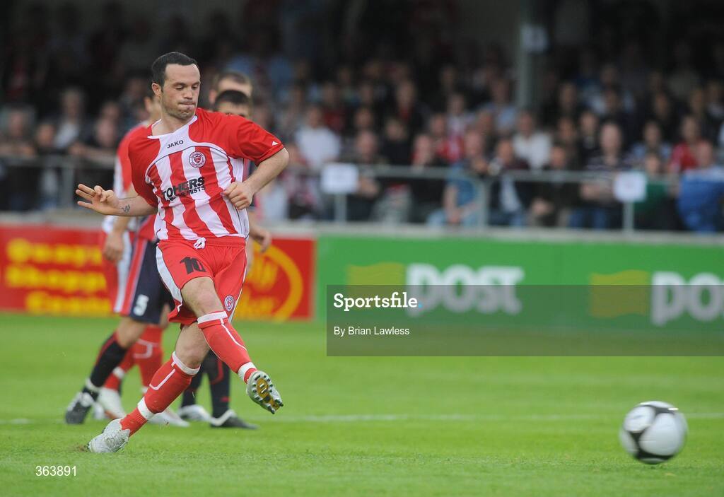 2 July 2009; Raffaele Cretaro, Sligo Rovers, shoots from the penalty spot to score his side's first goal. Europa League, 1st Qualifying Round, 1st Leg, Sligo Rovers v KS Vllaznia Shkoder, Showgrounds, Sligo. Picture credit: Brian Lawless / SPORTSFILE