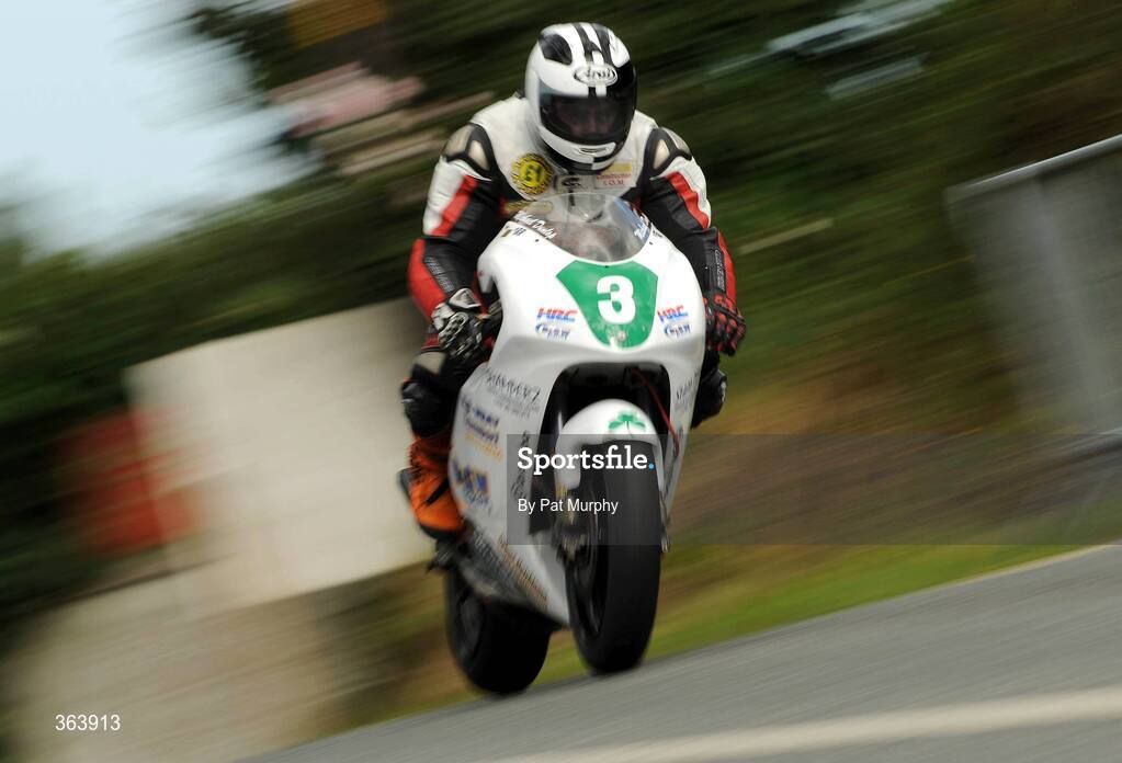3 July 2009; Michael Dunlop, Streetsweep Yamaha 1000cc, in action during the Skerries 100 Motorcycling Practice, Skerries, Co. Dublin. Picture credit: Pat Murphy / SPORTSFILE