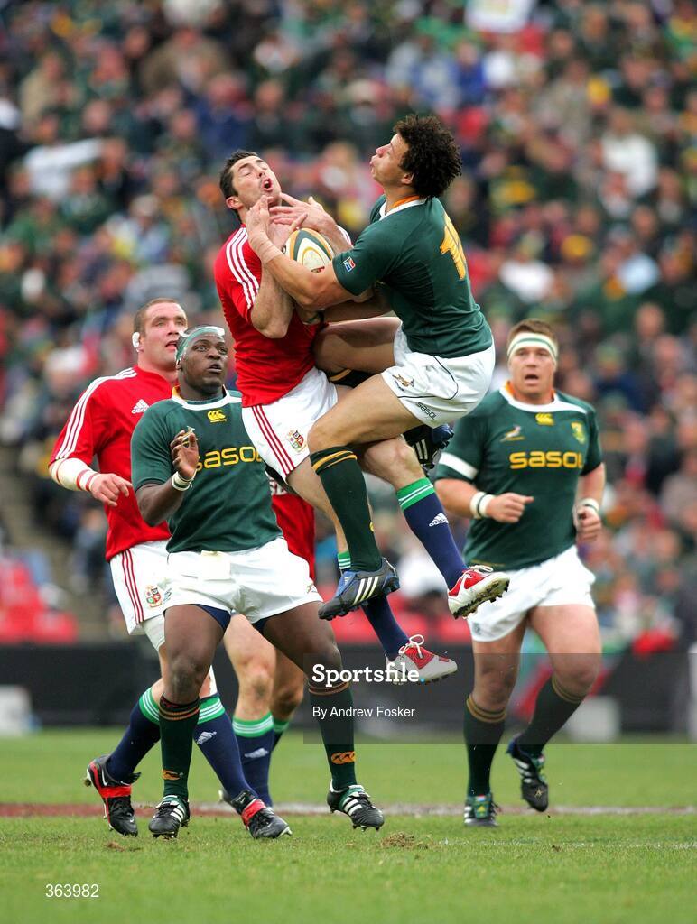 4 July 2009; Rob Kearney, British and Irish Lions, once again beats Zane Kirchner, South Africa, to a high ball to provide Lions' possession. 3rd Test, South Africa v British and Irish Lions, Ellis Park, Johannesburg, South Africa. Picture credit: Andrew Fosker / SPORTSFILE