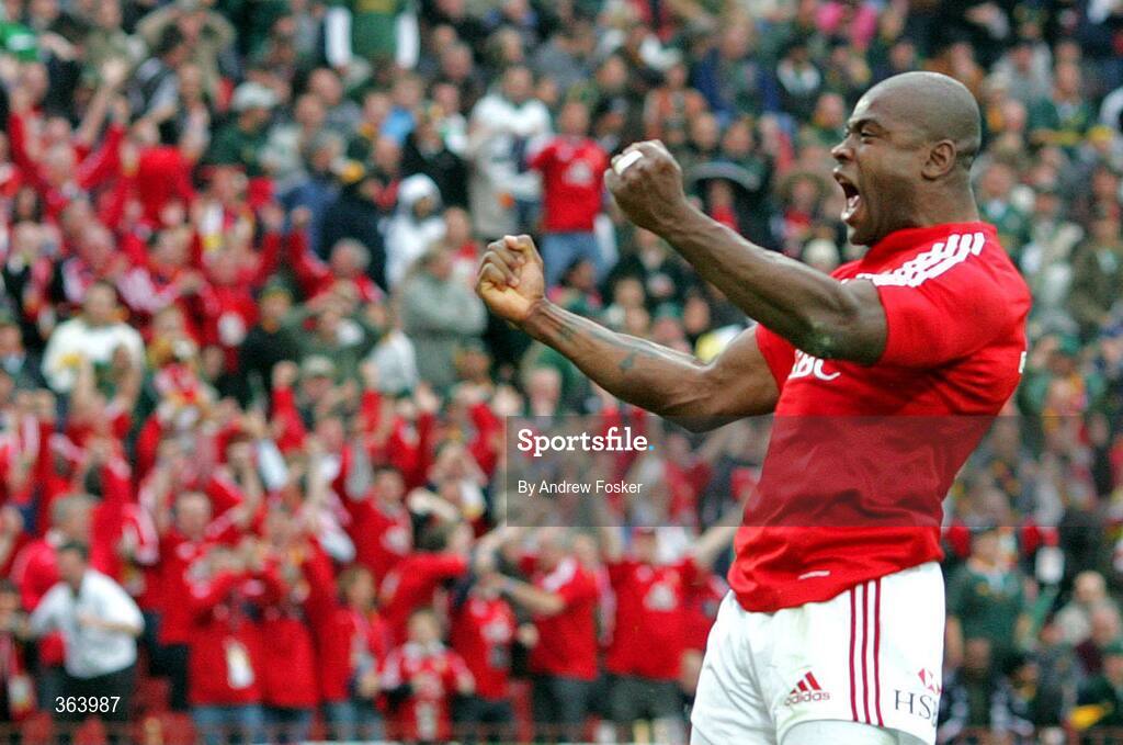 4 July 2009; British and Irish Lions' Ugo Monye celebrates his breakaway try as the fans join in behind. 3rd Test, South Africa v British and Irish Lions, Ellis Park, Johannesburg, South Africa. Picture credit: Andrew Fosker / SPORTSFILE