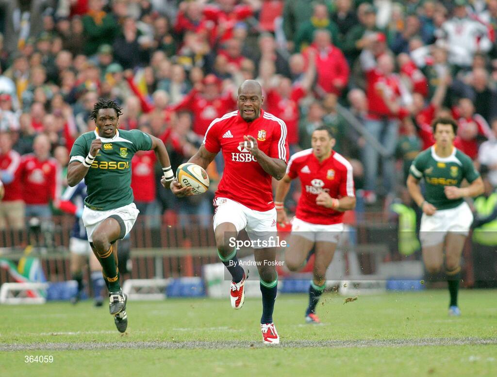 4 July 2009;  Ugo Monye, British and Irish Lions, races clear of Jongi Nokwe, South Africa, on his way to scoring his side's try. 3rd Test, South Africa v British and Irish Lions, Ellis Park, Johannesburg, South Africa. Picture credit: Andrew Fosker / SPORTSFILE