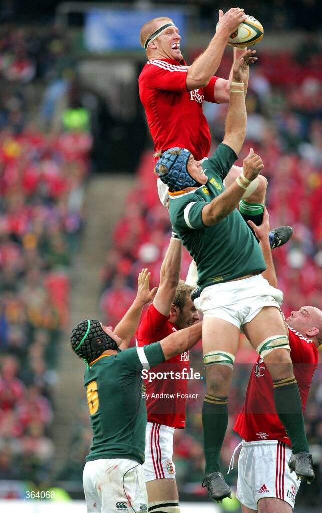 4 July 2009; Paul O'Connell, British and Irish Lions, wins possession in the lineout against Juan Smith, South Africa. 3rd Test, South Africa v British and Irish Lions, Ellis Park, Johannesburg, South Africa. Picture credit: Andrew Fosker / SPORTSFILE