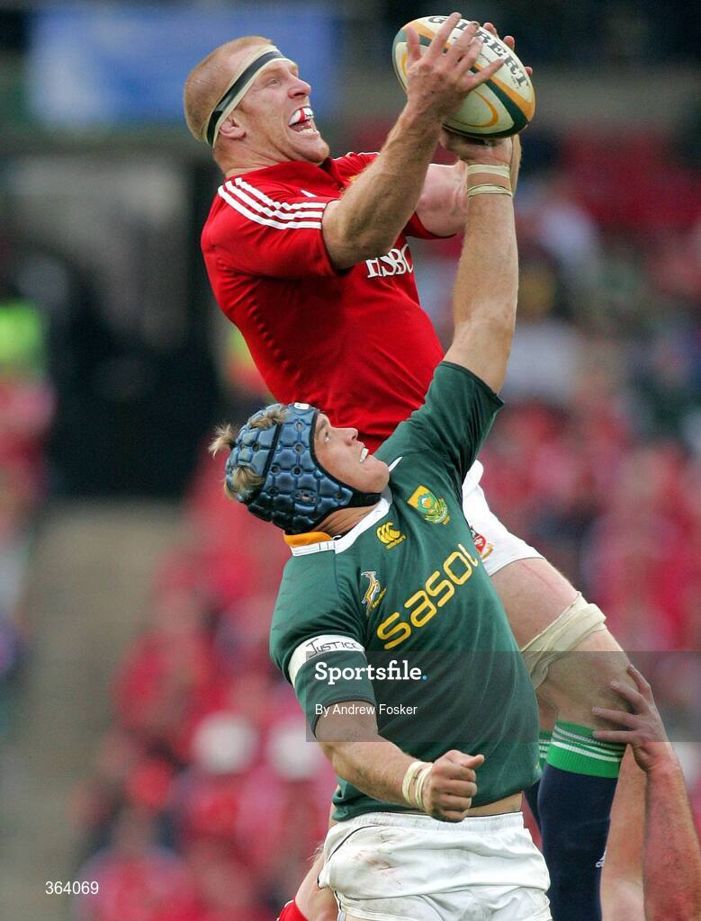 4 July 2009; Paul O'Connell, British and Irish Lions, wins possession in the lineout against Juan Smith, South Africa. 3rd Test, South Africa v British and Irish Lions, Ellis Park, Johannesburg, South Africa. Picture credit: Andrew Fosker / SPORTSFILE