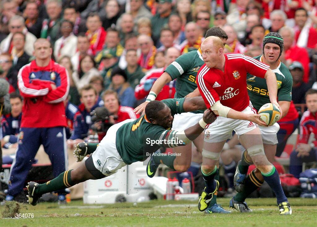 4 July 2009; Martyn Williams, British and Irish Lions, is tackled by Tendai Mtawarira, South Africa. 3rd Test, South Africa v British and Irish Lions, Ellis Park, Johannesburg, South Africa. Picture credit: Andrew Fosker / SPORTSFILE