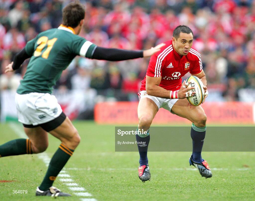 4 July 2009; Riki Flutey, British and Irish Lions, in action against Ruan Pienaar, South Africa. 3rd Test, South Africa v British and Irish Lions, Ellis Park, Johannesburg, South Africa. Picture credit: Andrew Fosker / SPORTSFILE