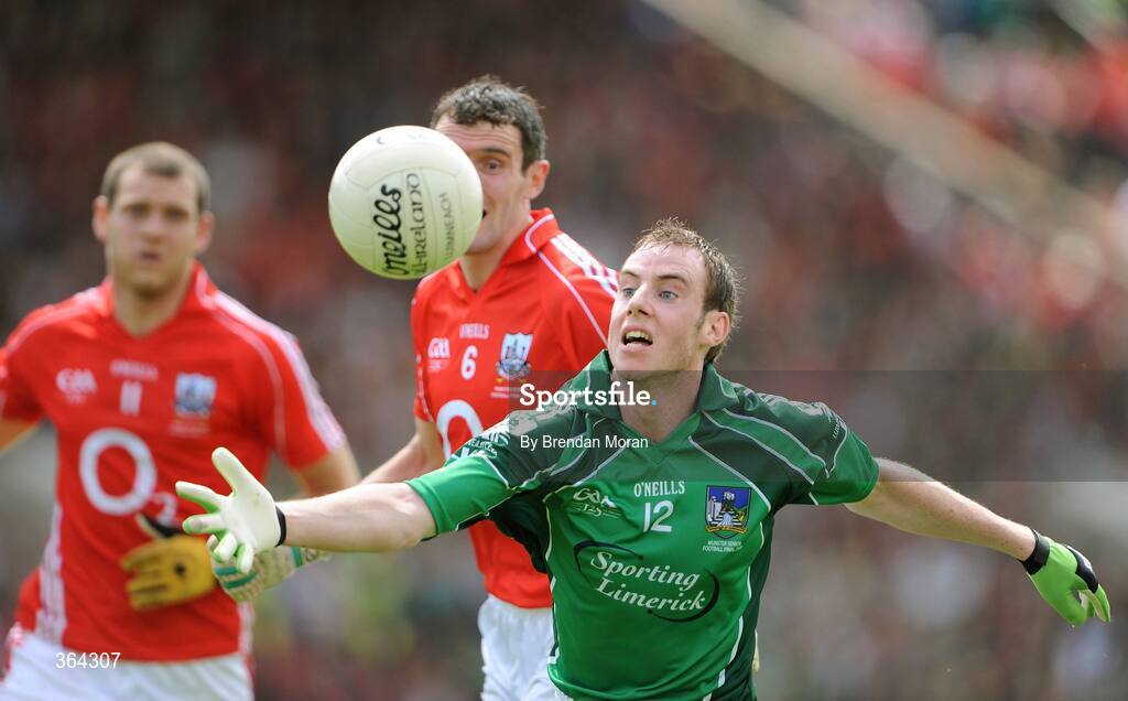 5 July 2009; Seanie Buckley, Limerick, reaches for the ball ahead of Graham Canty, Cork. GAA Football Munster Senior Championship Final, Limerick v Cork, Pairc Ui Chaoimh, Cork. Picture credit: Brendan Moran / SPORTSFILE