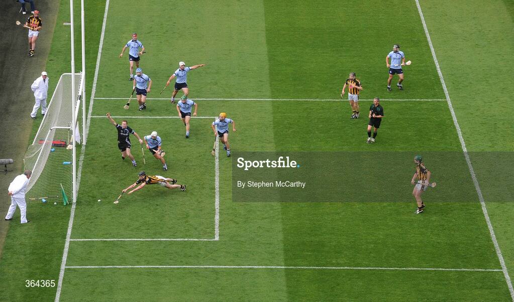 5 July 2009; Martin Comerford, Kilkenny, fails to redirect the sliothar to the net. GAA Hurling Leinster Senior Championship Final, Kilkenny v Dublin, Croke Park, Dublin. Picture credit: Stephen McCarthy / SPORTSFILE