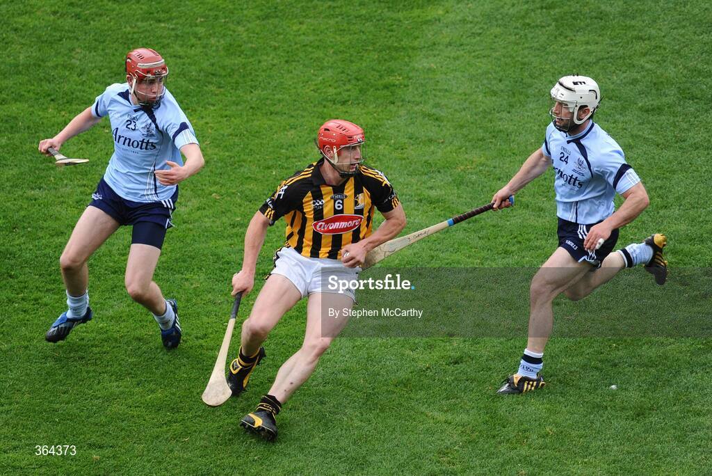 5 July 2009; John Tennyson, Kilkenny, in action against Simon Lambert, left, and David Sweeney, Dublin. GAA Hurling Leinster Senior Championship Final, Kilkenny v Dublin, Croke Park, Dublin. Picture credit: Stephen McCarthy / SPORTSFILE