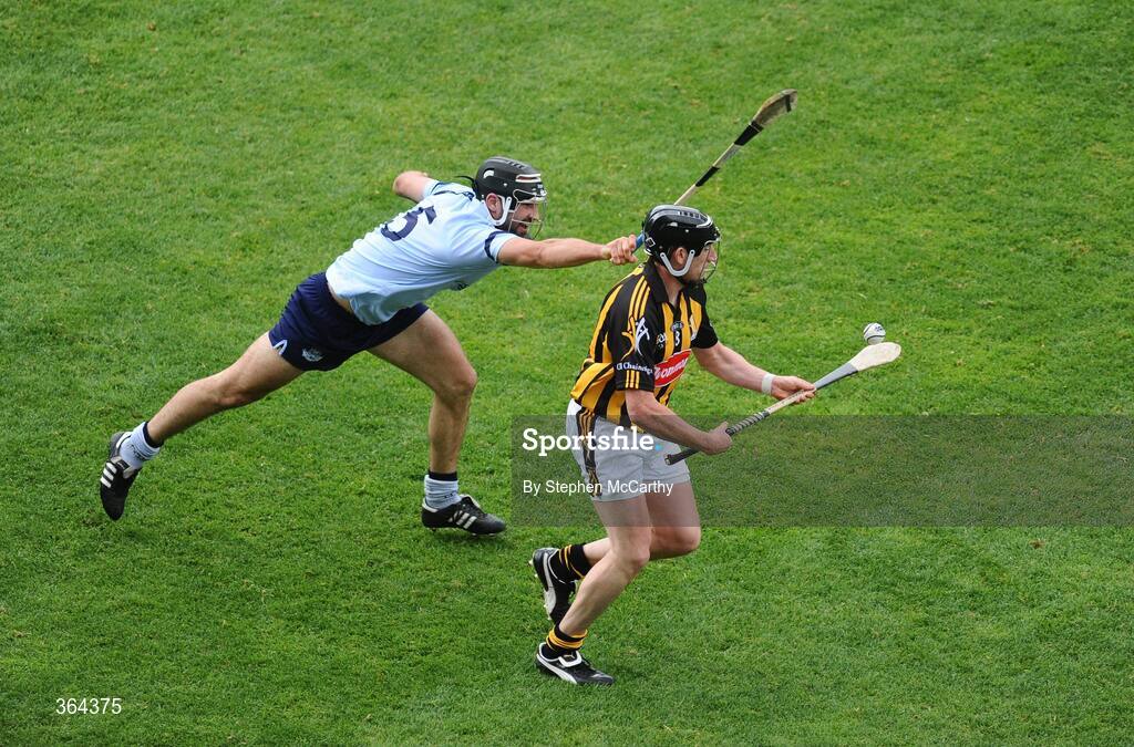5 July 2009; Derek Lyng, Kilkenny, in action against Stephen Hiney, Dublin. GAA Hurling Leinster Senior Championship Final, Kilkenny v Dublin, Croke Park, Dublin. Picture credit: Stephen McCarthy / SPORTSFILE