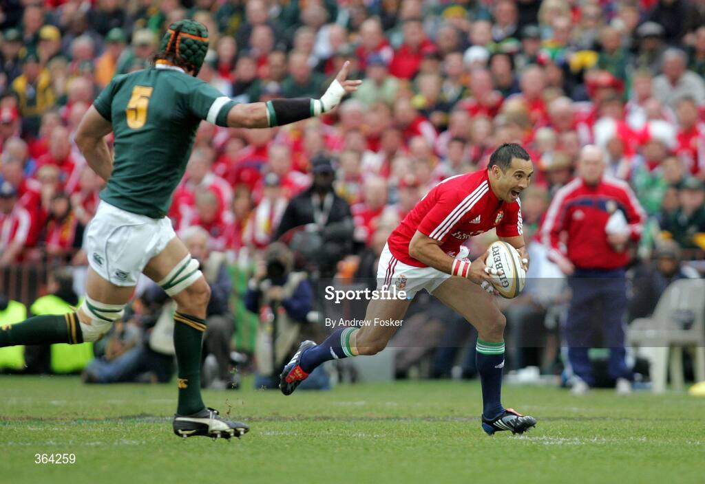 4 July 2009; Riki Flutey, British and Irish Lions, breaks down the wing as Victor Matfield, South Africa, tracks him. 3rd Test, South Africa v British and Irish Lions, Ellis Park, Johannesburg, South Africa. Picture credit: Andrew Fosker / SPORTSFILE