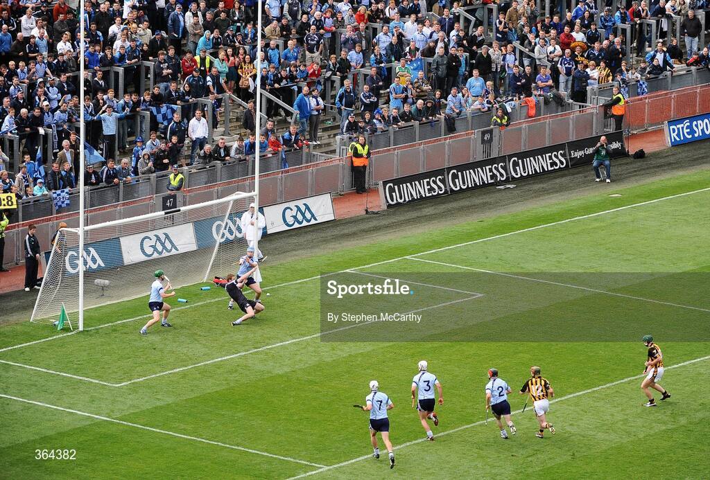 5 July 2009; Henry Shefflin, Kilkenny, has his penalty saved by Dublin goalkeeper Gary Maguire. GAA Hurling Leinster Senior Championship Final, Kilkenny v Dublin, Croke Park, Dublin. Picture credit: Stephen McCarthy / SPORTSFILE