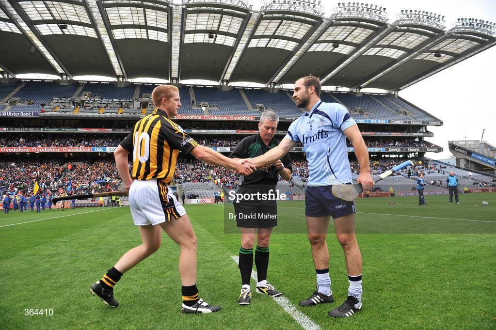 5 July 2009; Dublin captain Stephen Hiney shakes hands with Henry Shefflin, Kilkenny, as referee Johnny Ryan prepares to toss the coin before the start of the game . GAA Hurling Leinster Senior Championship Final, Kilkenny v Dublin, Croke Park, Dublin. Picture credit: David Maher / SPORTSFILE