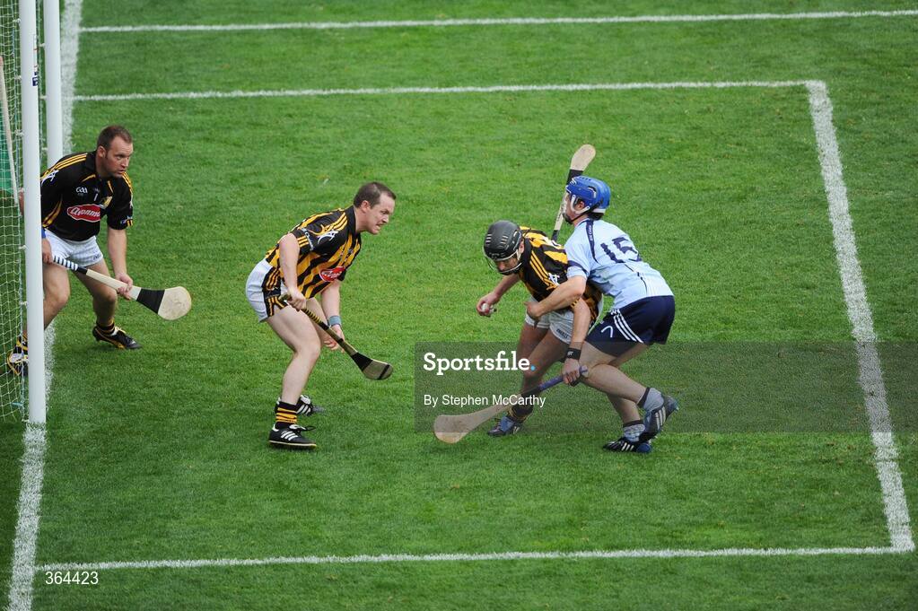 5 July 2009; J.J. Delaney, Kilkenny, is tackled by David Treacy, Dublin, as team-mates Michael Kavanagh and goalkeeper P.J. Ryan watch on. GAA Hurling Leinster Senior Championship Final, Kilkenny v Dublin, Croke Park, Dublin. Picture credit: Stephen McCarthy / SPORTSFILE