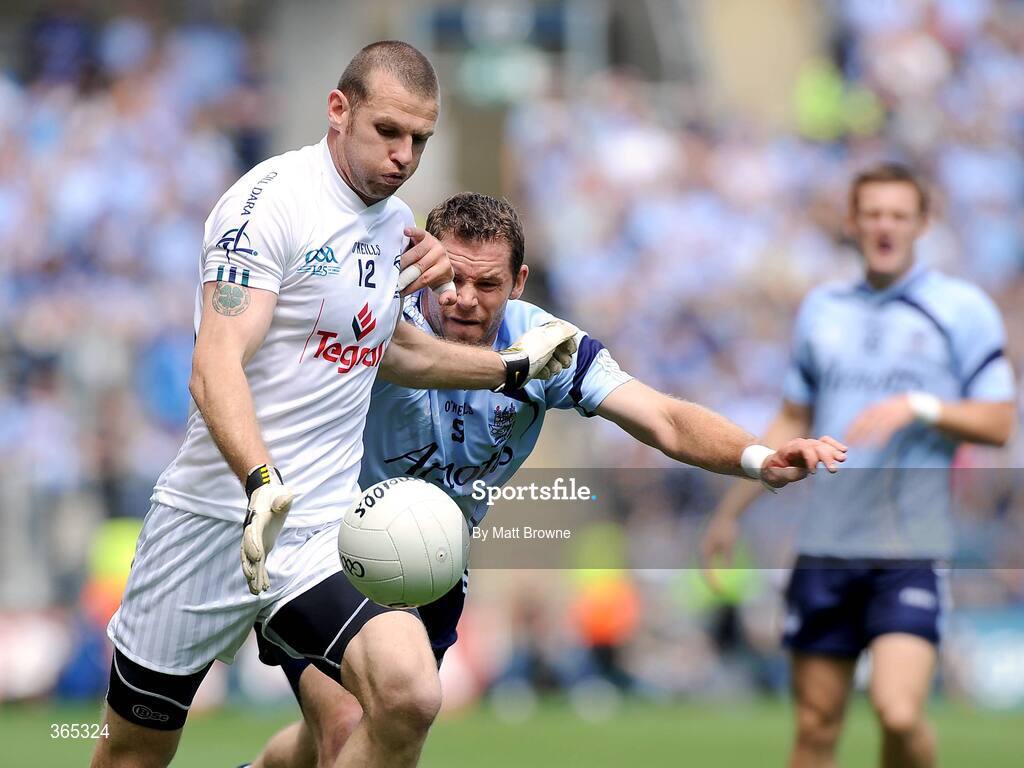 12 July 2009; Ronan Sweeney, Kildare, in action against Paul Griffin, Dublin. GAA Football Leinster Senior Championship Final, Dublin v Kildare, Croke Park, Dublin. Picture credit: Matt Browne / SPORTSFILE