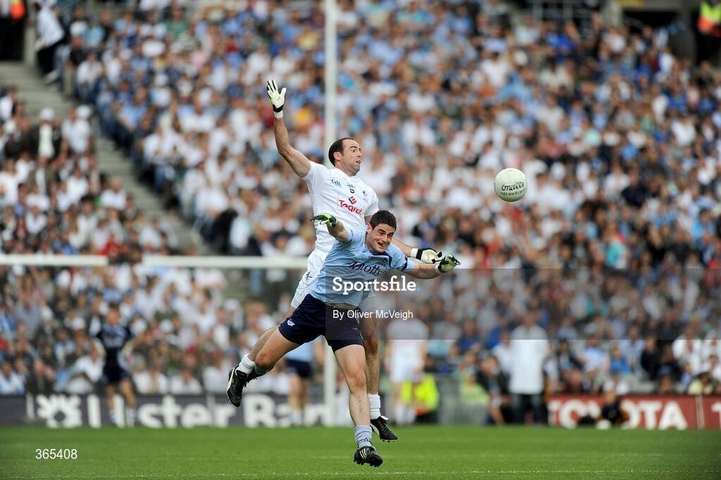 12 July 2009; Ross McConnell, Dublin, in action against Dermot Earley, Kildare. GAA Football Leinster Senior Championship Final, Dublin v Kildare, Croke Park, Dublin. Picture credit: Oliver McVeigh / SPORTSFILE