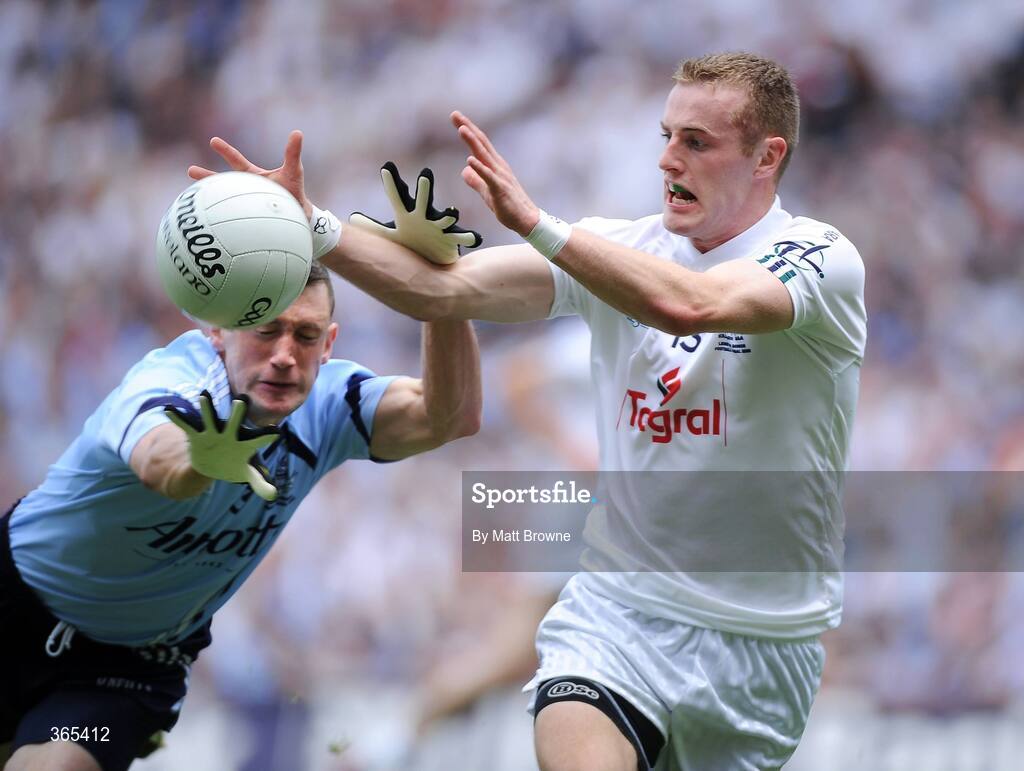 12 July 2009; Alan Smith, Kildare, in action against Denis Bastick, Dublin. GAA Football Leinster Senior Championship Final, Dublin v Kildare, Croke Park, Dublin. Picture credit: Matt Browne / SPORTSFILE