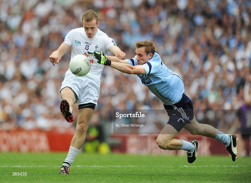 12 July 2009; Alan Smith, Kildare, in action against Paul Griffin, Dublin. GAA Football Leinster Senior Championship Final, Dublin v Kildare, Croke Park, Dublin. Picture credit: Oliver McVeigh / SPORTSFILE