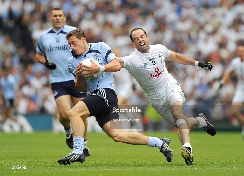 12 July 2009; Paul Flynn, Dublin, in action against Dermot Earley, Kildare. GAA Football Leinster Senior Championship Final, Dublin v Kildare, Croke Park, Dublin. Picture credit: Oliver McVeigh / SPORTSFILE