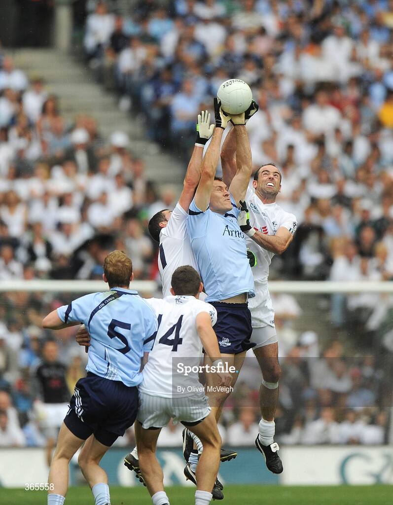 12 July 2009; Ciaran Whelan, Dublin, in action against Padraig O'Neill and Dermot Earley, Kildare. GAA Football Leinster Senior Championship Final, Dublin v Kildare, Croke Park, Dublin. Picture credit: Oliver McVeigh / SPORTSFILE