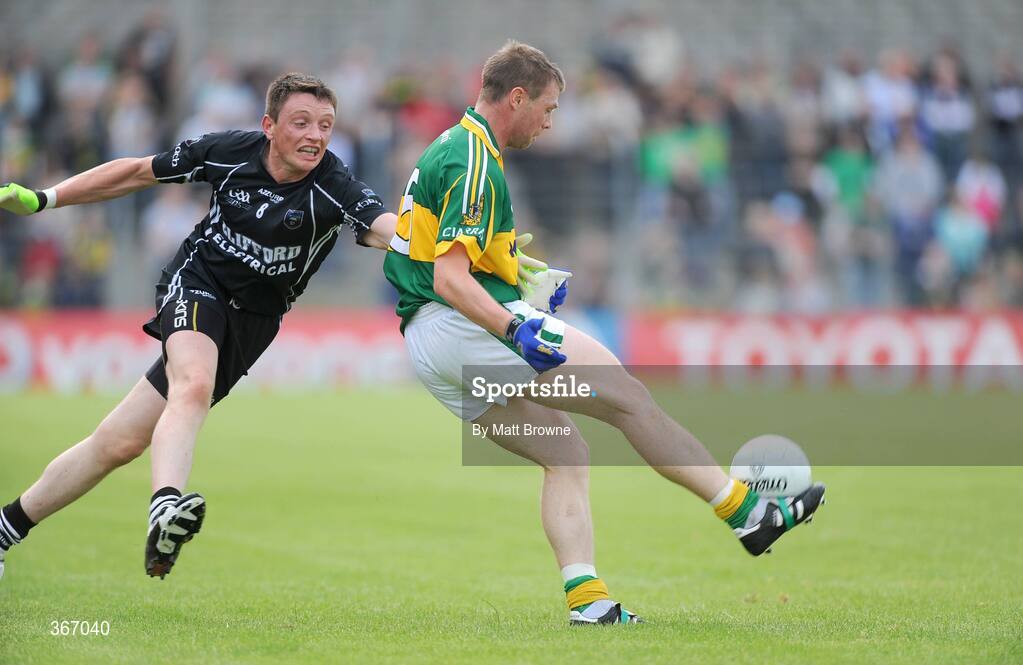 18 July 2009; Tomas O Se, Kerry, in action against Eugene Mullen, Sligo. GAA All-Ireland Senior Football Championship Qualifier, Round 3, Kerry v Sligo, Austin Stack Park, Tralee, Co. Kerry. Picture credit: Matt Browne / SPORTSFILE
