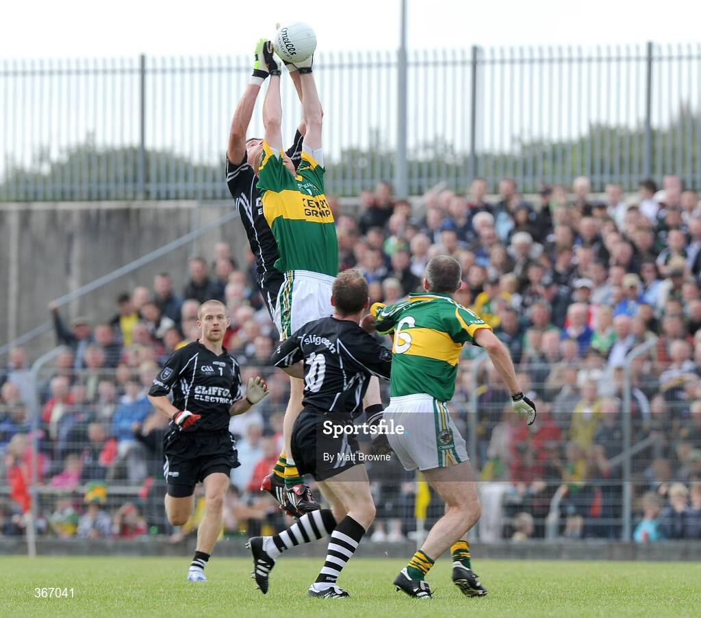 18 July 2009; Seamus Scanlon, Kerry, in action against Eugene Mullins, Sligo. GAA All-Ireland Senior Football Championship Qualifier, Round 3, Kerry v Sligo, Austin Stack Park, Tralee, Co. Kerry. Picture credit: Matt Browne / SPORTSFILE