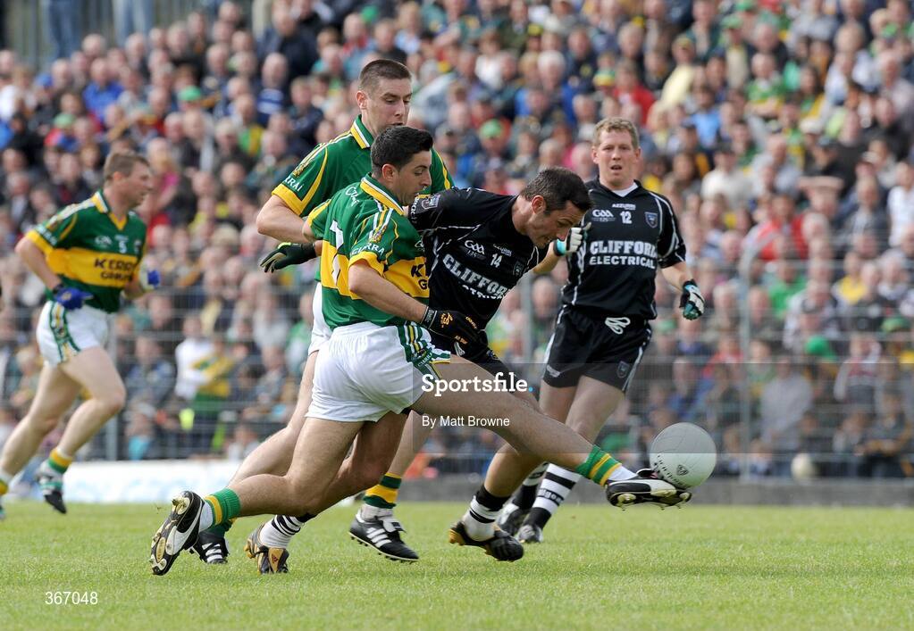 18 July 2009; Aidan O'Mahony, 7, and Darragh O'Se, Kerry, in action against Eamon O'Hara, Sligo. GAA All-Ireland Senior Football Championship Qualifier, Round 3, Kerry v Sligo, Austin Stack Park, Tralee, Co. Kerry. Picture credit: Matt Browne / SPORTSFILE