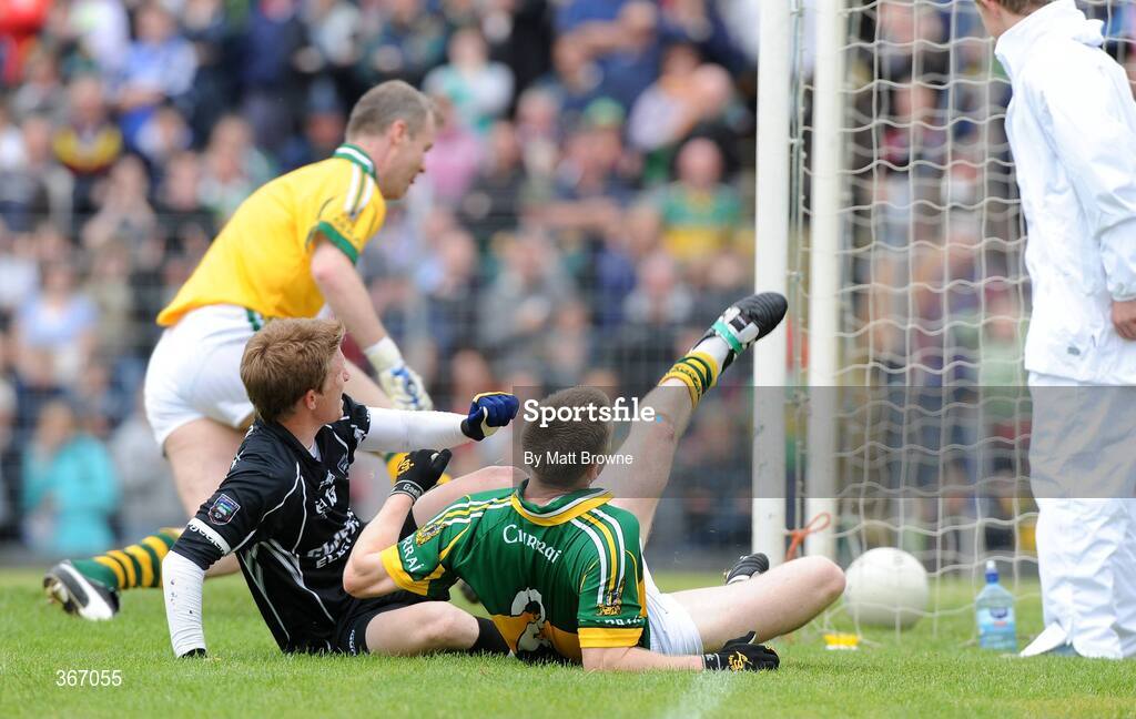18 July 2009; Sligo's David Kelly scores the first goal of the game despite past the tackle of Kerry's Marc O Se. GAA All-Ireland Senior Football Championship Qualifier, Round 3, Kerry v Sligo, Austin Stack Park, Tralee, Co. Kerry. Picture credit: Matt Browne / SPORTSFILE