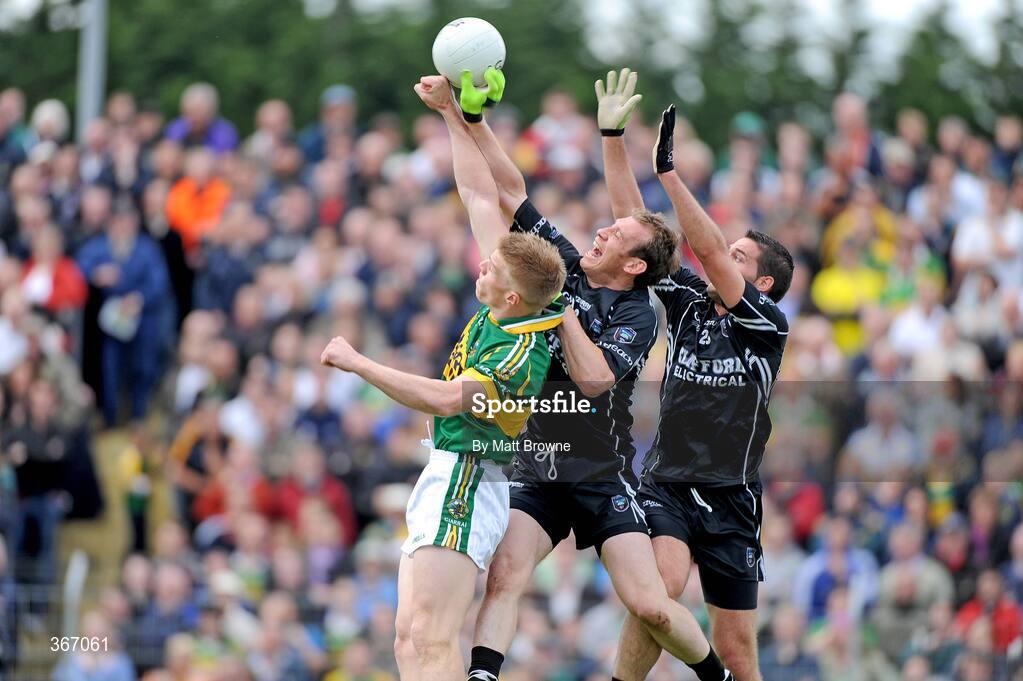 18 July 2009; Tommy Walsh, Kerry, in action against Noel McGuire and Sean Davey, Sligo. GAA All-Ireland Senior Football Championship Qualifier, Round 3, Kerry v Sligo, Austin Stack Park, Tralee, Co. Kerry. Picture credit: Matt Browne / SPORTSFILE