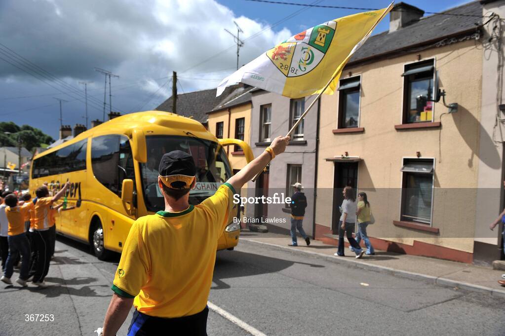 19 July 2009; Antrim fans greet the Tyrone team bus. GAA Football Ulster Senior Championship Final, Tyrone v Antrim, St Tighearnach's Park, Clones, Co. Monaghan. Picture credit: Brian Lawless / SPORTSFILE