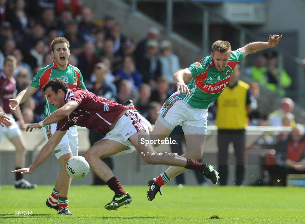 19 July 2009; David Heaney, Mayo, is dispossessed by Joe Bergin, Galway, as Aidan Kilcoyne, Mayo, looks on. GAA Football Connacht Senior Championship Final, Galway v Mayo, Pearse Stadium, Salthill, Galway. Picture credit: Diarmuid Greene / SPORTSFILE