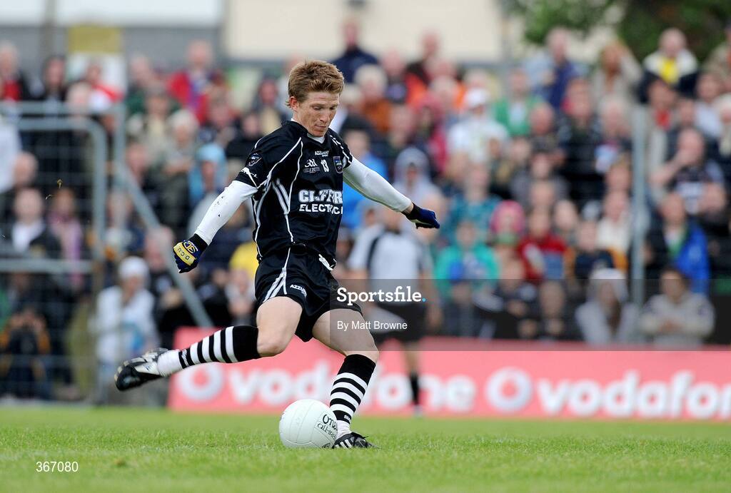 18 July 2009; Sligo's David Kelly kicks a late penalty, which he missed. Sligo were ultimately beaten by a single point. GAA All-Ireland Senior Football Championship Qualifier, Round 3, Kerry v Sligo, Austin Stack Park, Tralee, Co. Kerry. Picture credit: Matt Browne / SPORTSFILE