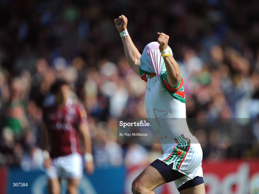 19 July 2009; Conor Mortimer celebrates the second Mayo goal by lifting his jersey to reveal his tribute to Michael Jackson. GAA Football Connacht Senior Championship Final, Galway v Mayo, Pearse Stadium, Salthill, Galway. Picture credit: Ray McManus / SPORTSFILE