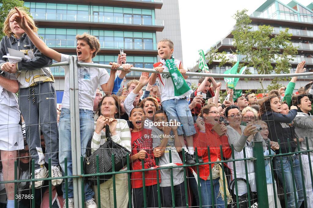 20 July 2009; Spectators cheer as the Real Madrid team arrive at Tallaght Stadium. Soccer Friendly, Shamrock Rovers v Real Madrid, Tallaght Stadium, Dublin. Picture credit: David Maher / SPORTSFILE