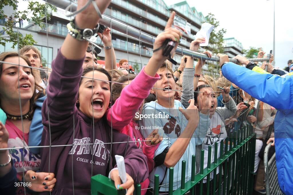 20 July 2009; Spectators cheer as the Real Madrid team arrive at Tallaght Stadium. Soccer Friendly, Shamrock Rovers v Real Madrid, Tallaght Stadium, Dublin. Picture credit: David Maher / SPORTSFILE