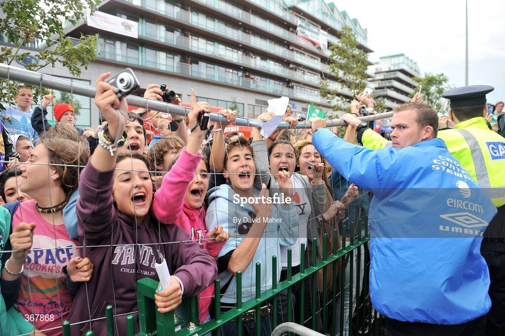 20 July 2009; Spectators cheer as the Real Madrid team arrive at Tallaght Stadium. Soccer Friendly, Shamrock Rovers v Real Madrid, Tallaght Stadium, Dublin. Picture credit: David Maher / SPORTSFILE