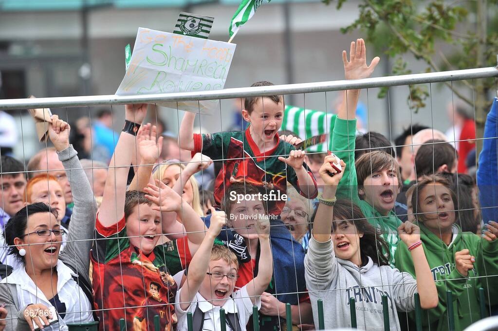 20 July 2009; Spectators cheer as the Real Madrid team arrive at Tallaght Stadium. Soccer Friendly, Shamrock Rovers v Real Madrid, Tallaght Stadium, Dublin. Picture credit: David Maher / SPORTSFILE