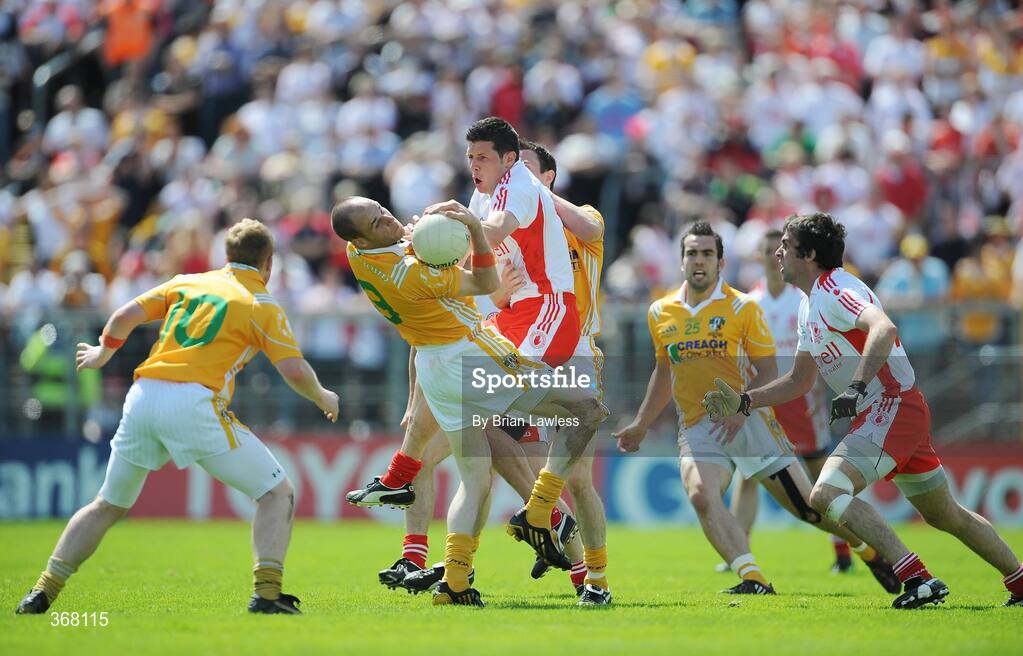 19 July 2009; Sean Cavanagh, Tyrone, in action against Aodhan Gallagher and Michael McCann, as team-mate Joe McMahon, right, and Terry O'Neill, left, wait for the breaking ball. GAA Football Ulster Senior Championship Final, Tyrone v Antrim, St Tighearnach's Park, Clones, Co. Monaghan. Picture credit: Brian Lawless / SPORTSFILE