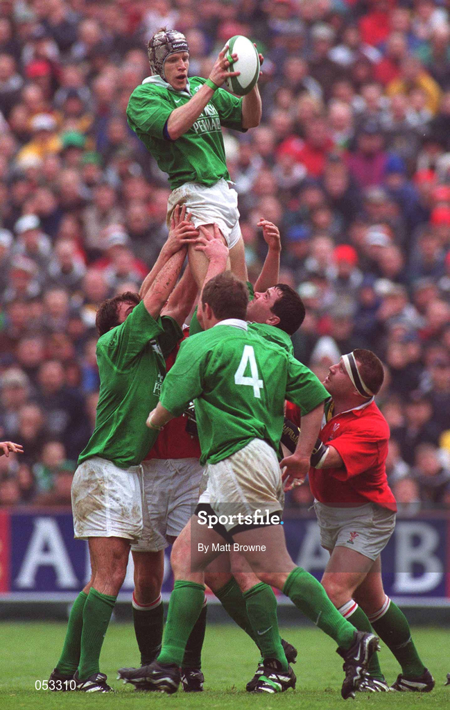 1 April 2000; Simon Easterby of Ireland wins a line-out during the Lloyds TSB 6 Nations match between Ireland and Wales at Lansdowne Road in Dublin. Photo by Matt Browne/Sportsfile
